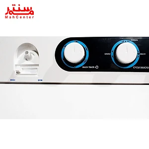 یک نمای نزدیک از یک ماشین لباسشویی Pakshoma PTF-1504AJ سفید با صفحه کنترل، دستگیره چرخان و برچسب انرژی در سمت راست و شوینده در سمت چپ.